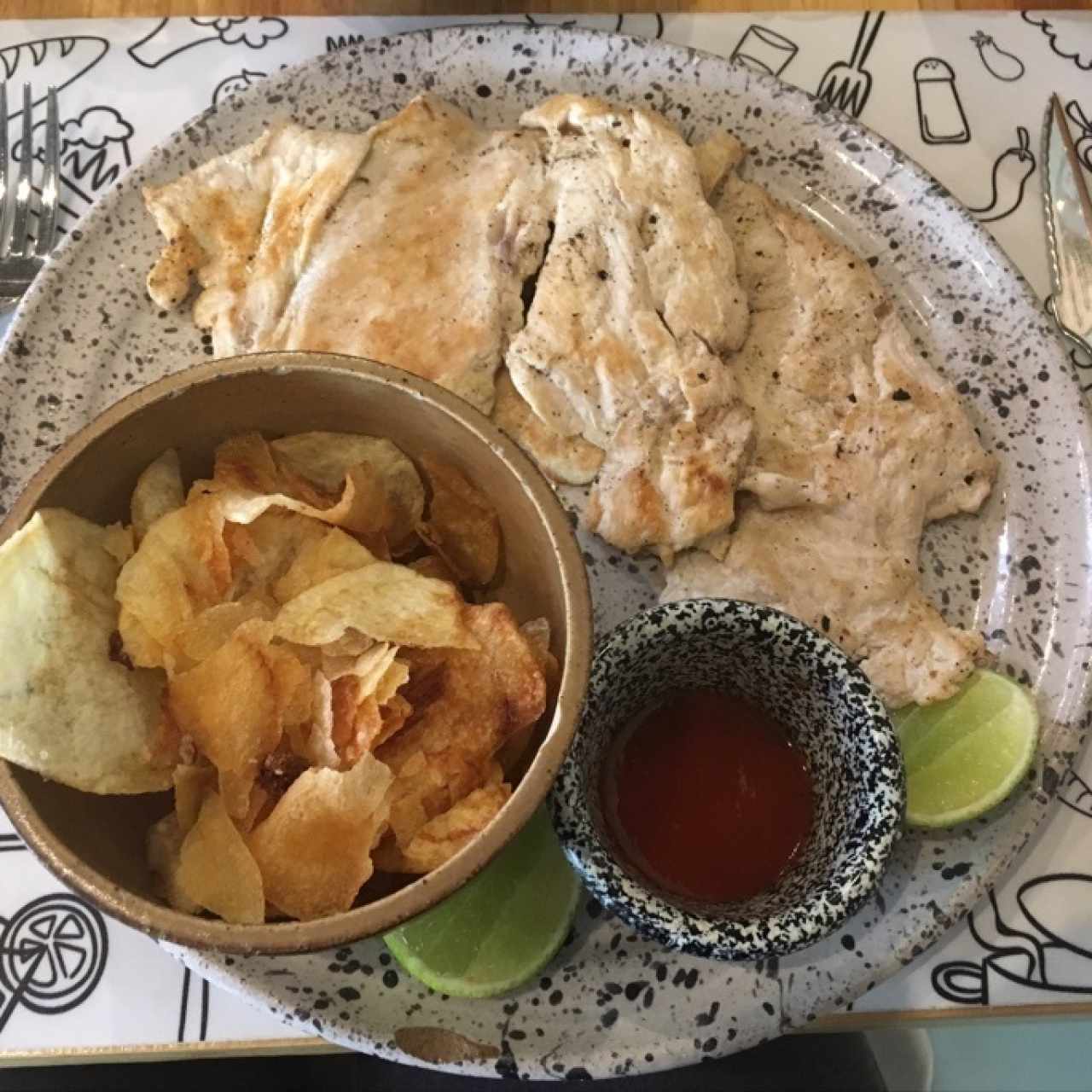 Pallard de pollo y acompañamiento de papas chips