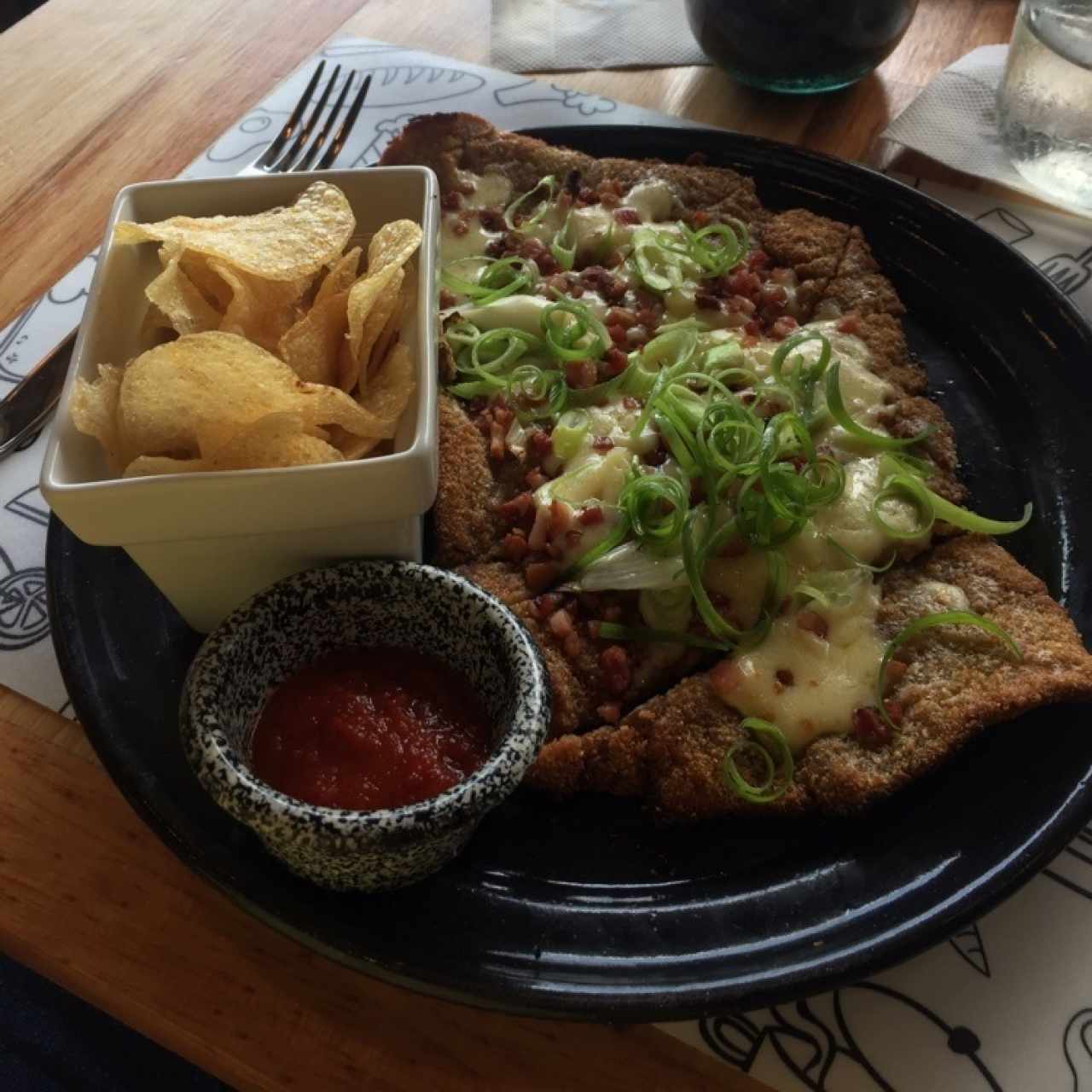Milanesa de carne con mozzarella, parmesano, tocineta y cebollin