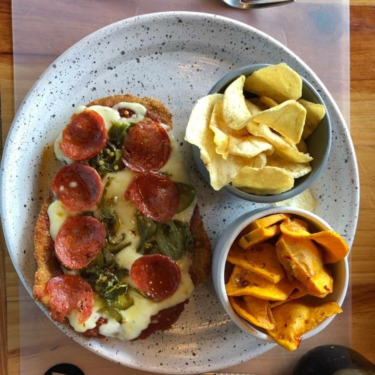 Milanesa picante de pepperoni con jalapeños