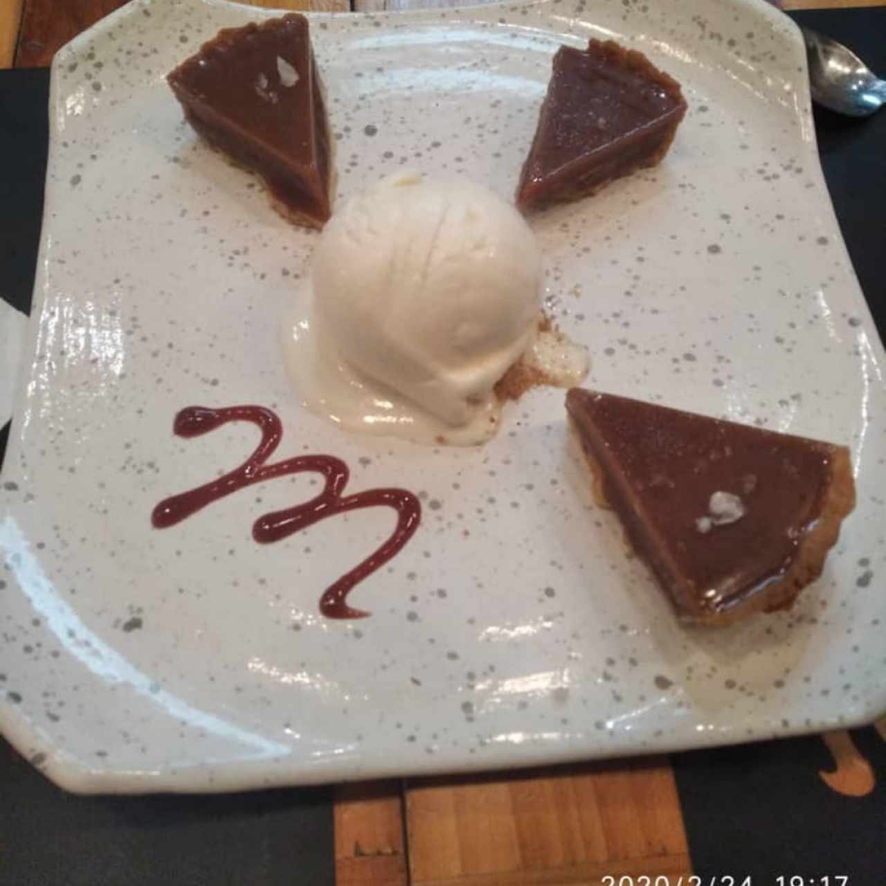 pay de caramelo con helado de vainilla