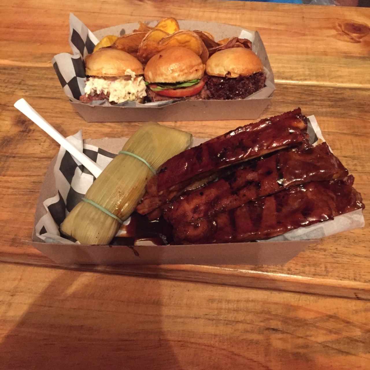trio de hamburguesas y costillas bbq