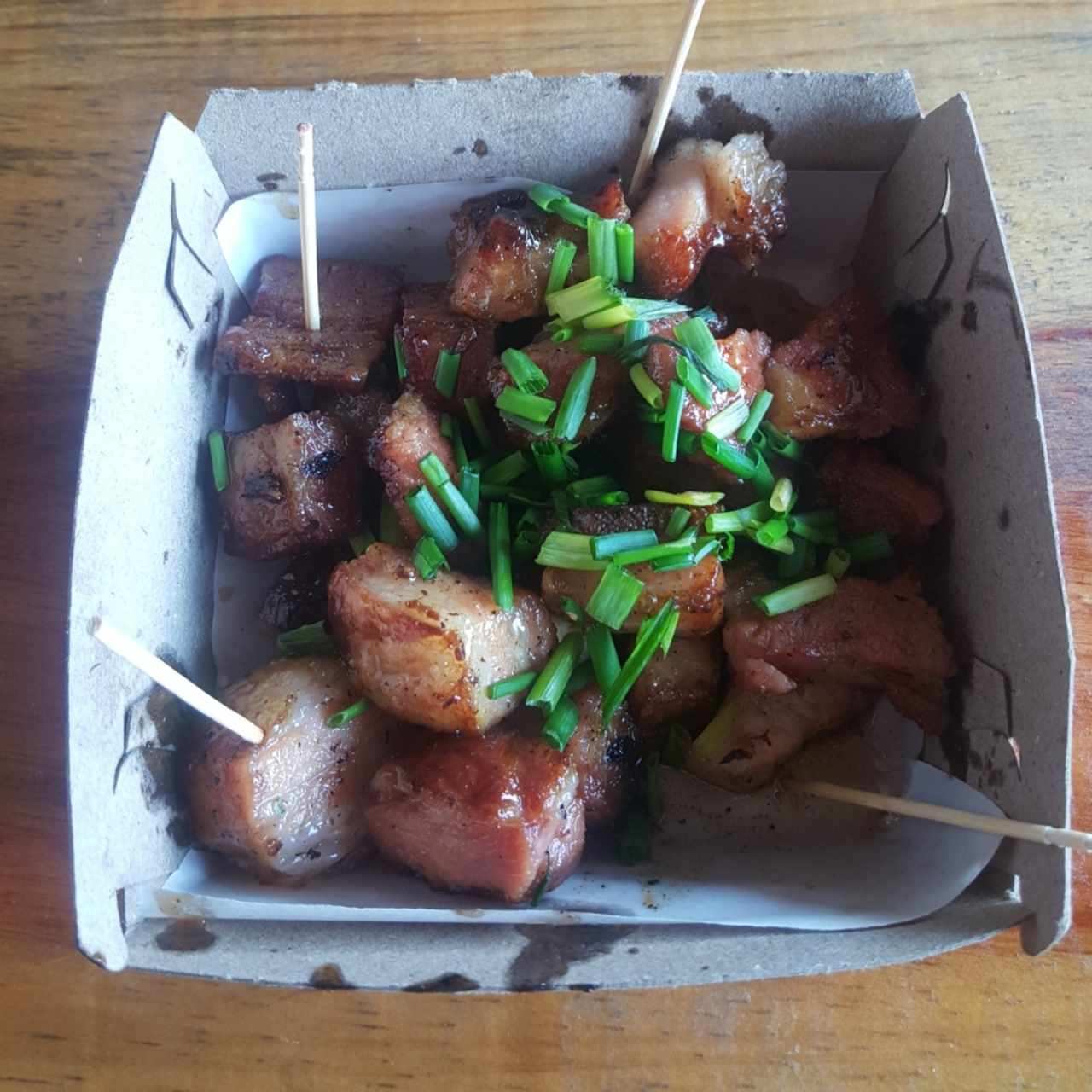 Tocino caramelizado con miel picante.