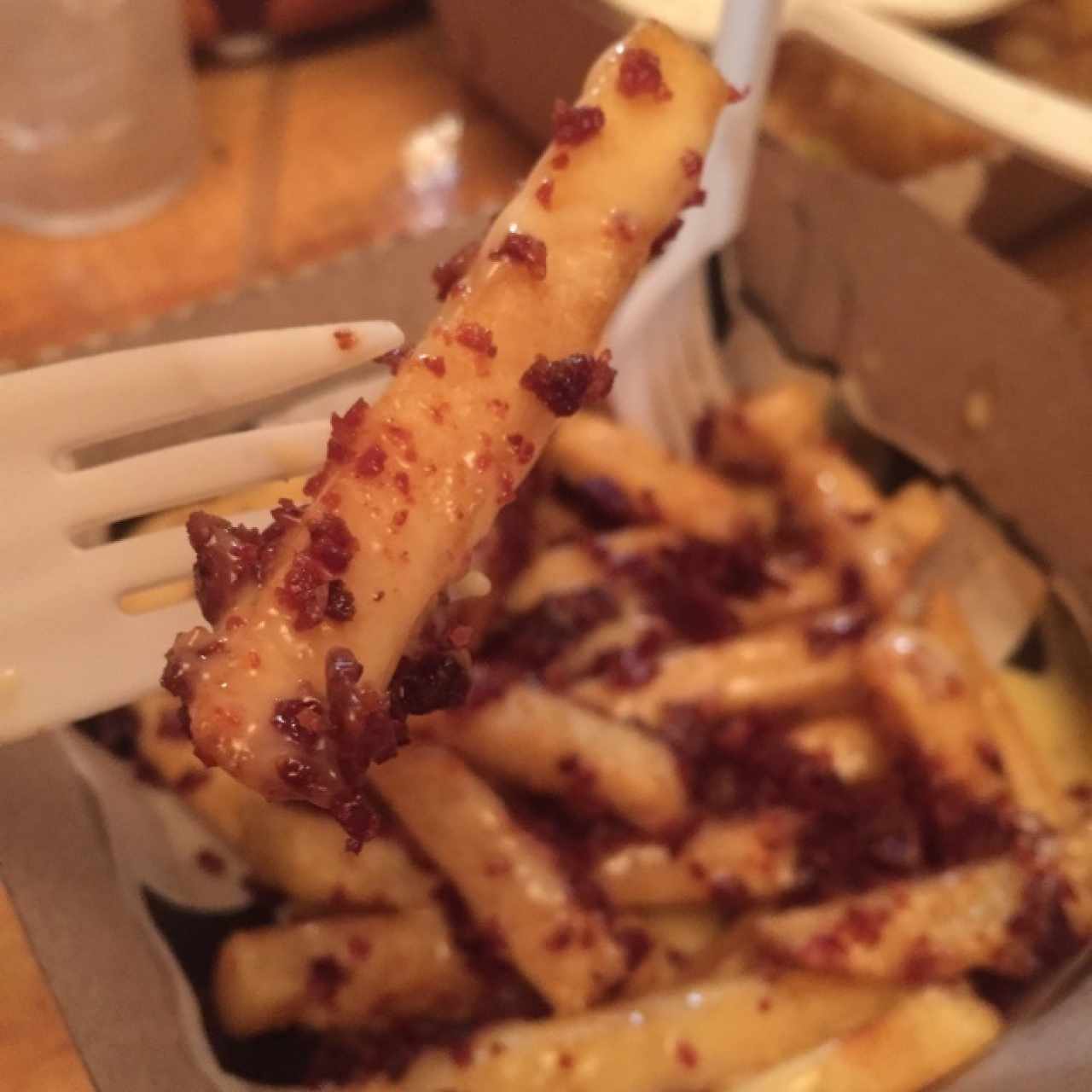 Papas fritas con queso fundido y tocineta