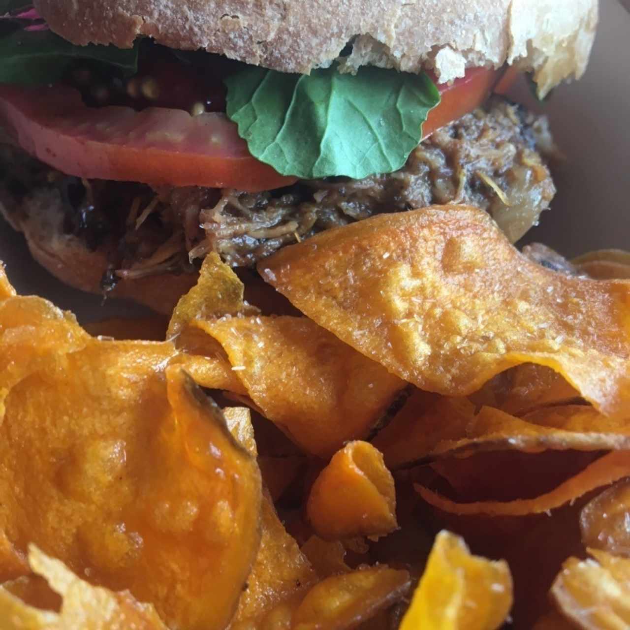 pulled clasico con BBQ y chips de batata