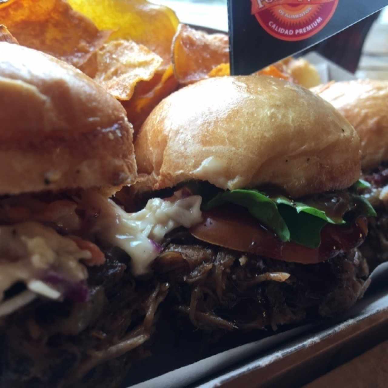 trio de pulled con chips de batata