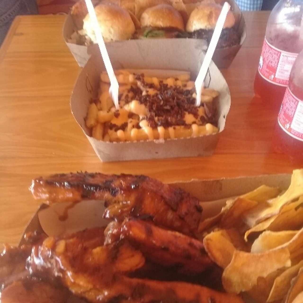 papás con tocineta y cheddar 