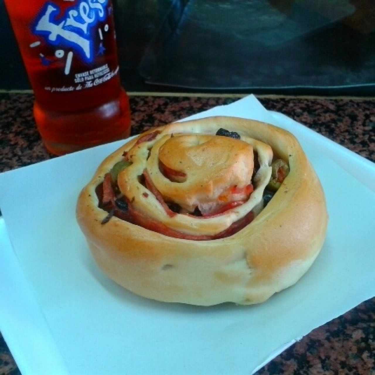 Roll de pan de jamón,  mucha pasa, poco jamón