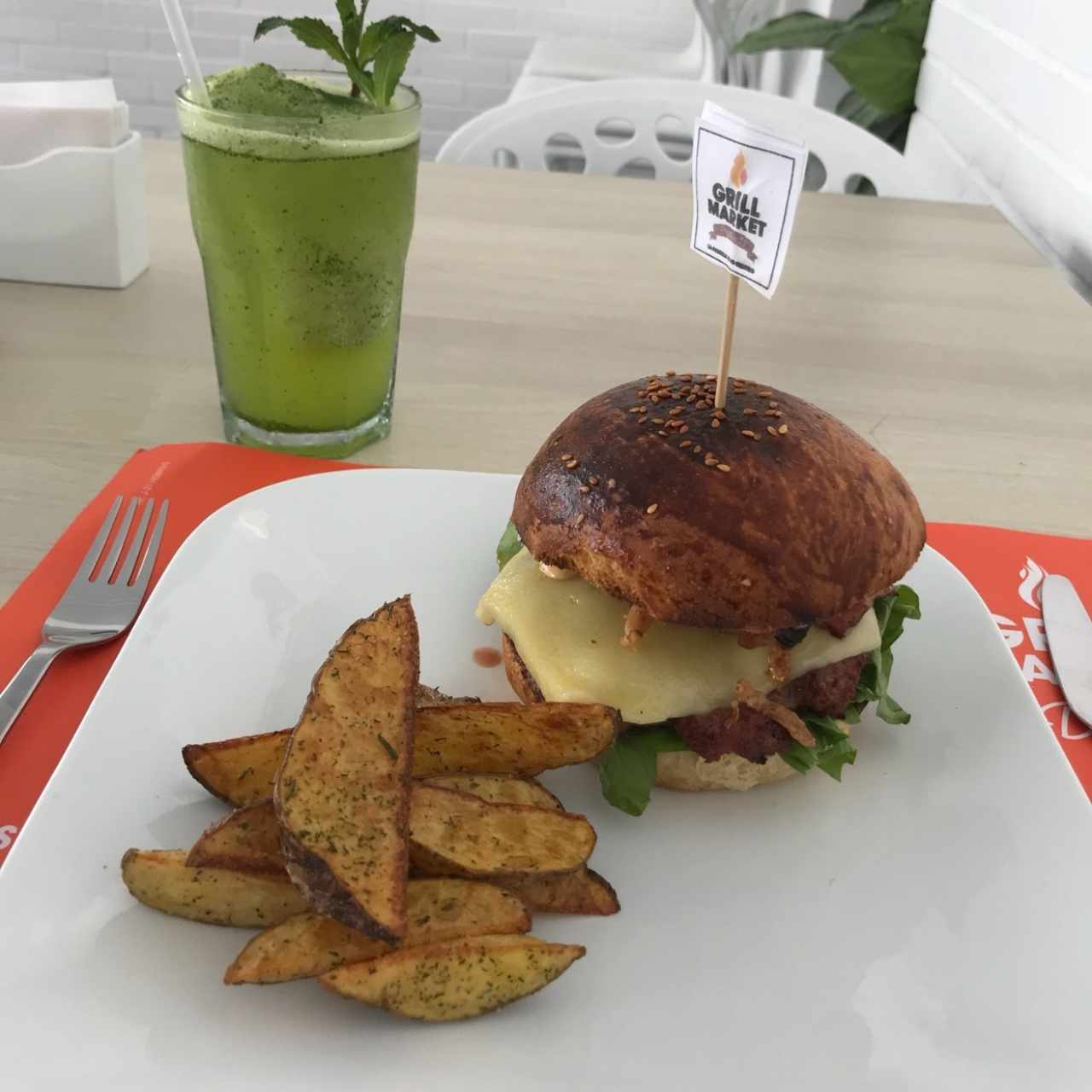 Chorizo Smoke Burger con papas bravas