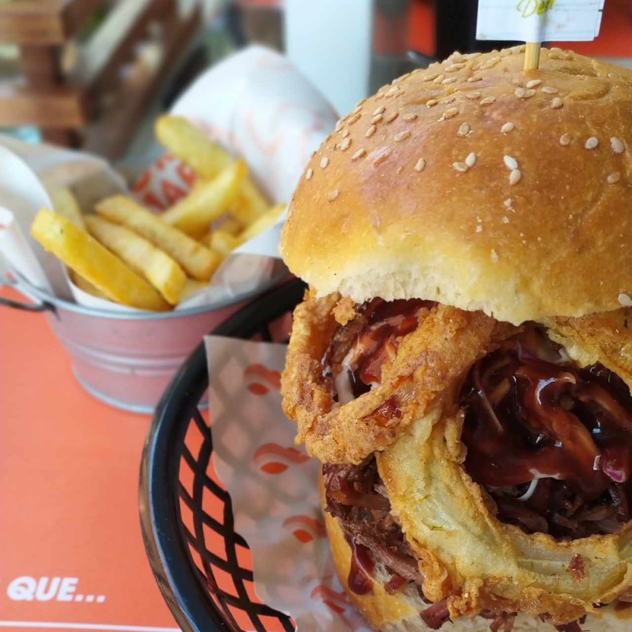 Pullet pork con papas fritas (Delicioso)