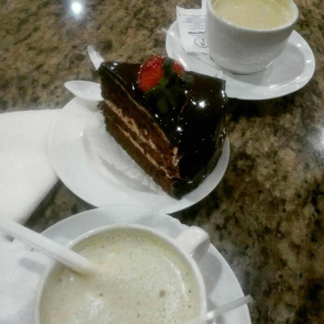 2 cafe grandes y un dulce frio deli