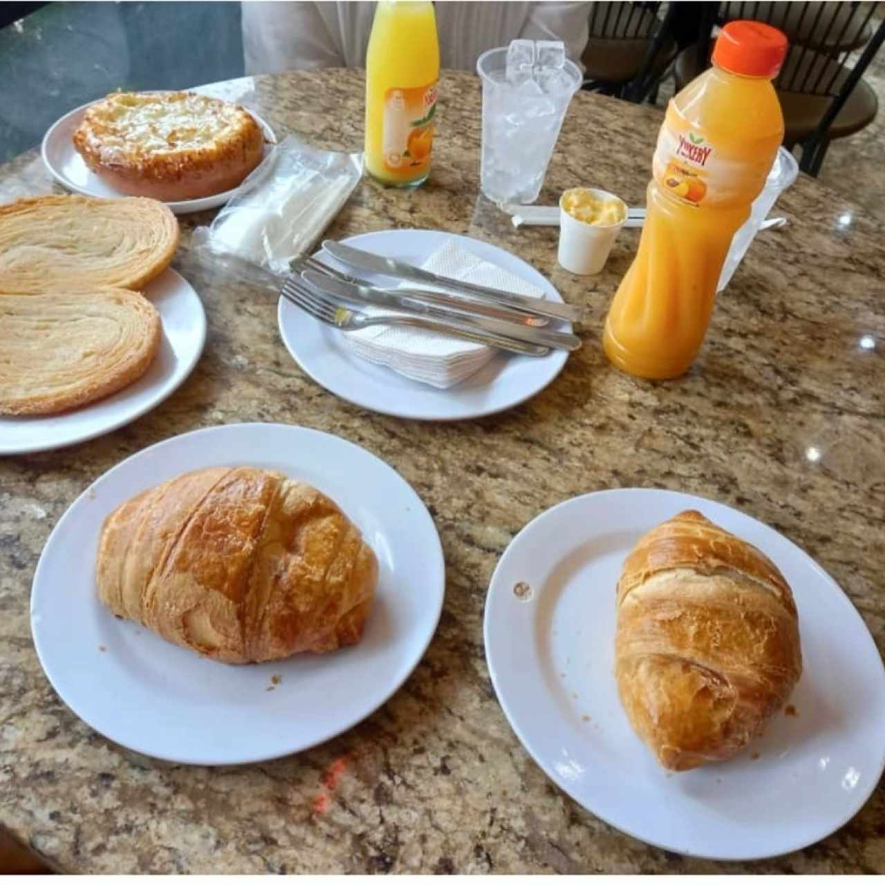 Quesadilla, palmera y croissants de queso crema y jamón de pavo