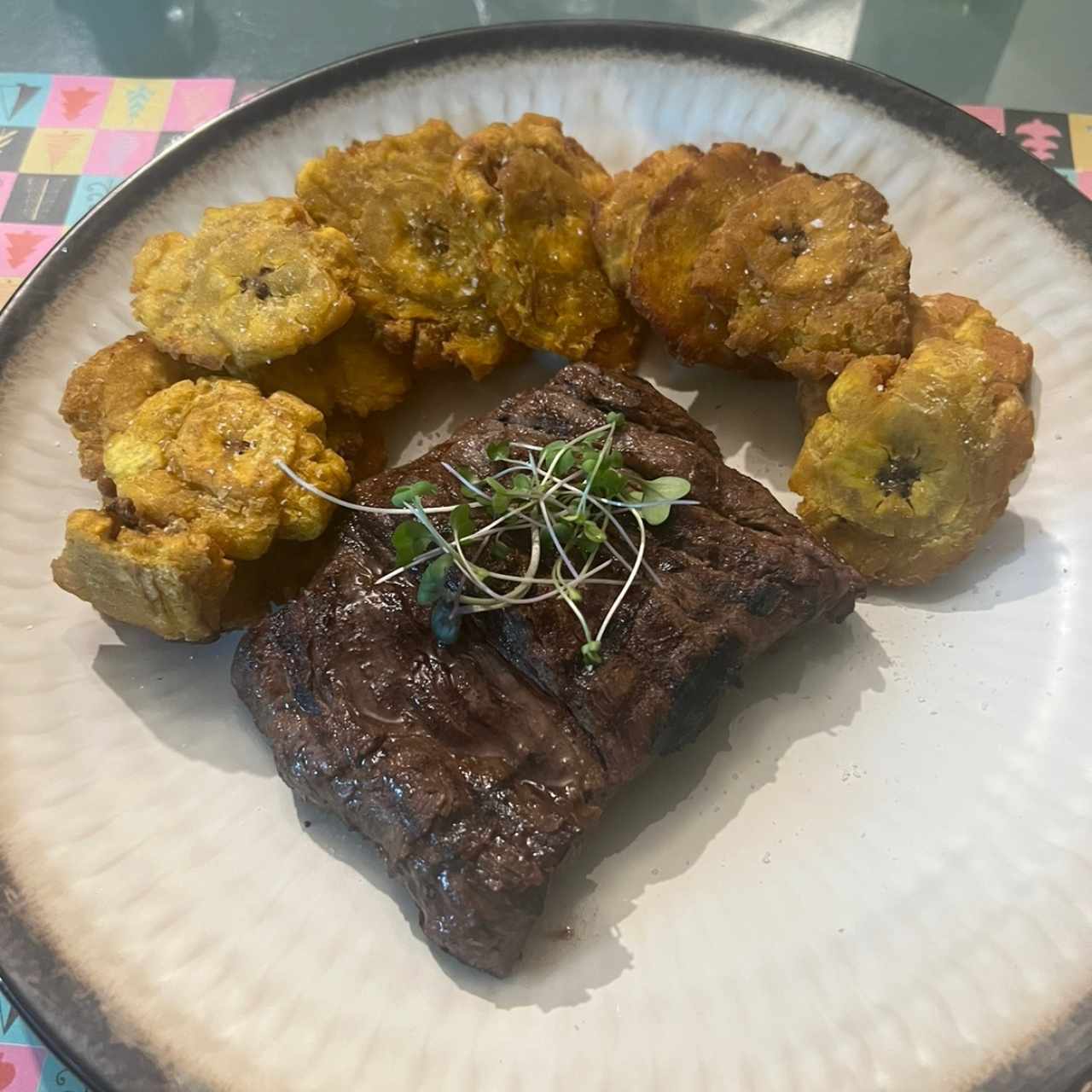 Lomo con patacones 