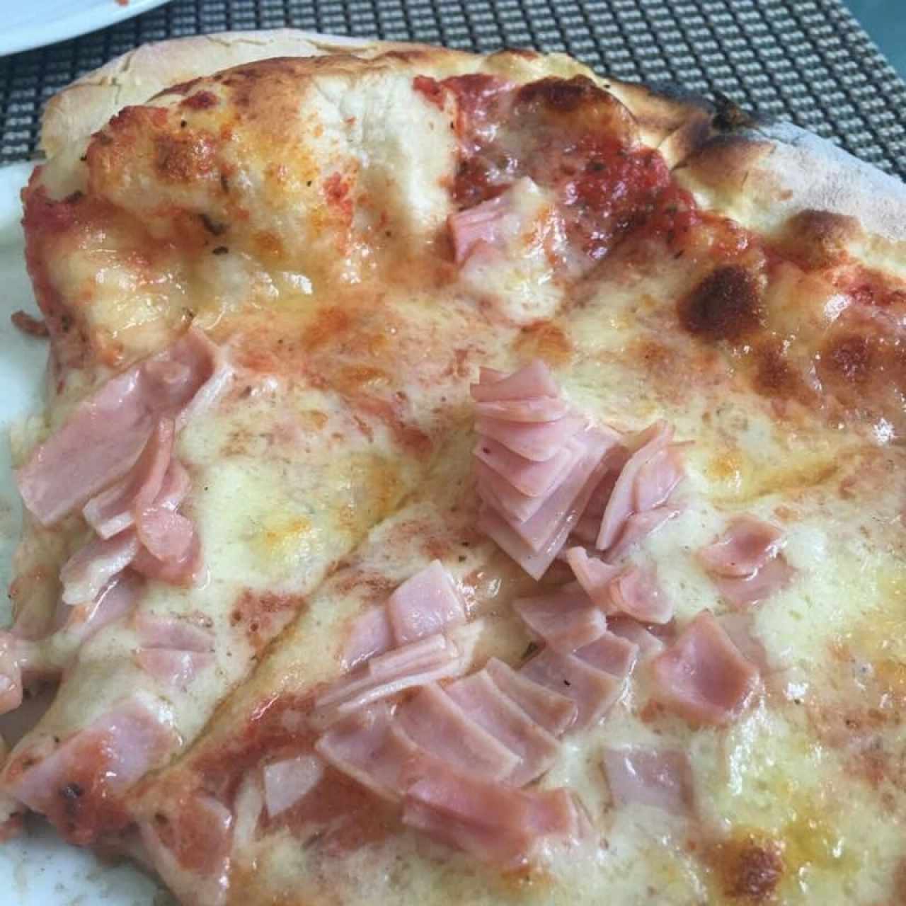 Pizza margarita con extra de jamón de pierna
