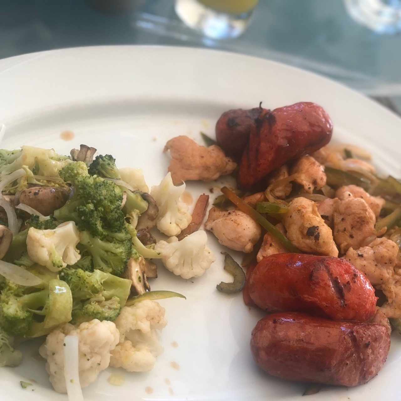 parrilla de pollo con chorizo y vegetales 