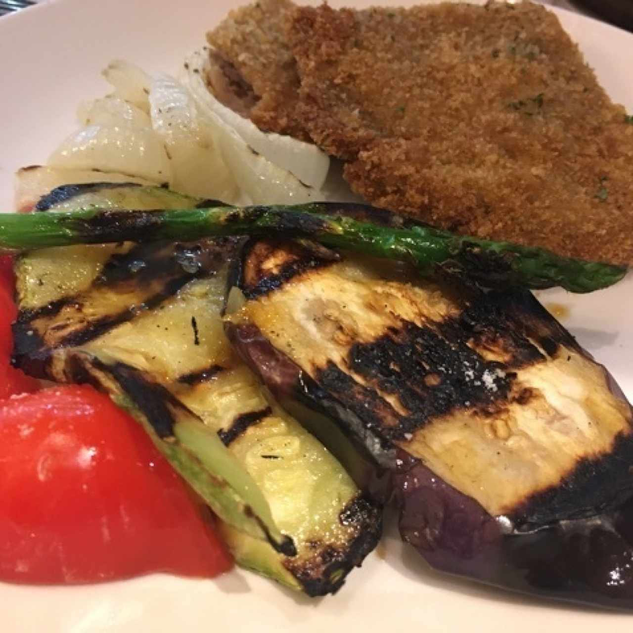 milanesa de res con vegetales grillados