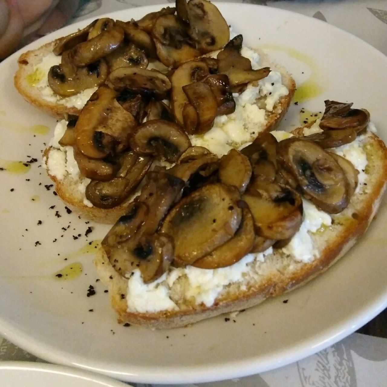Montaditos de queso de cabra y champiñones