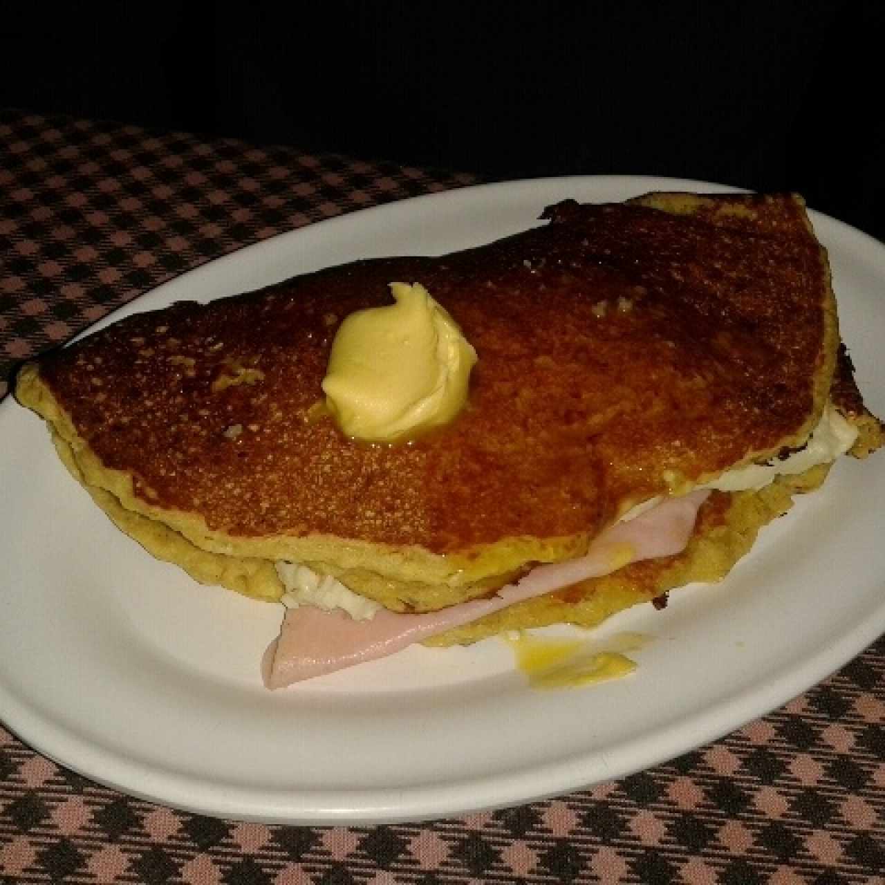 Cachapa con queso y jamón