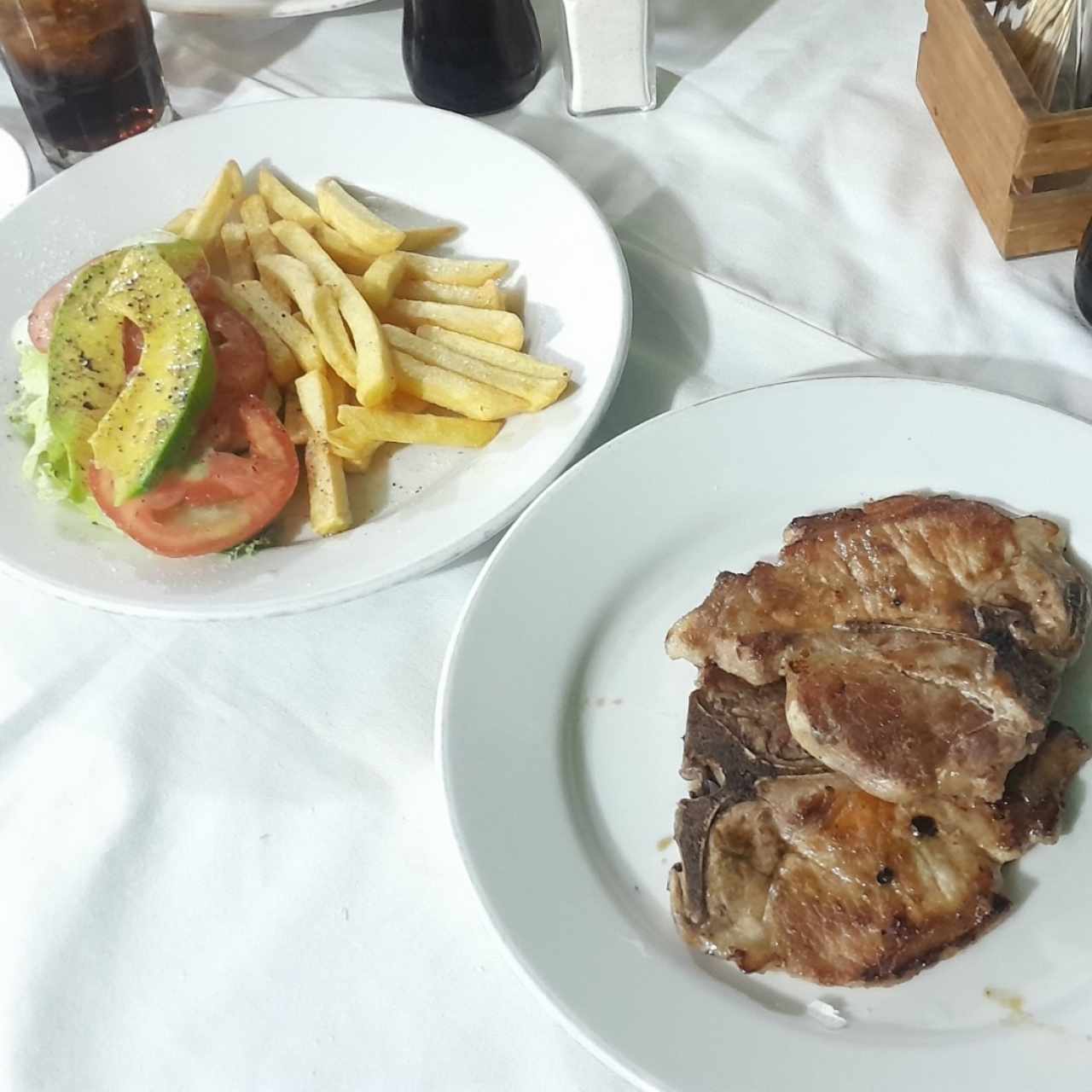 Chuleta de cochino con papas fritas y ensalada mixta!
