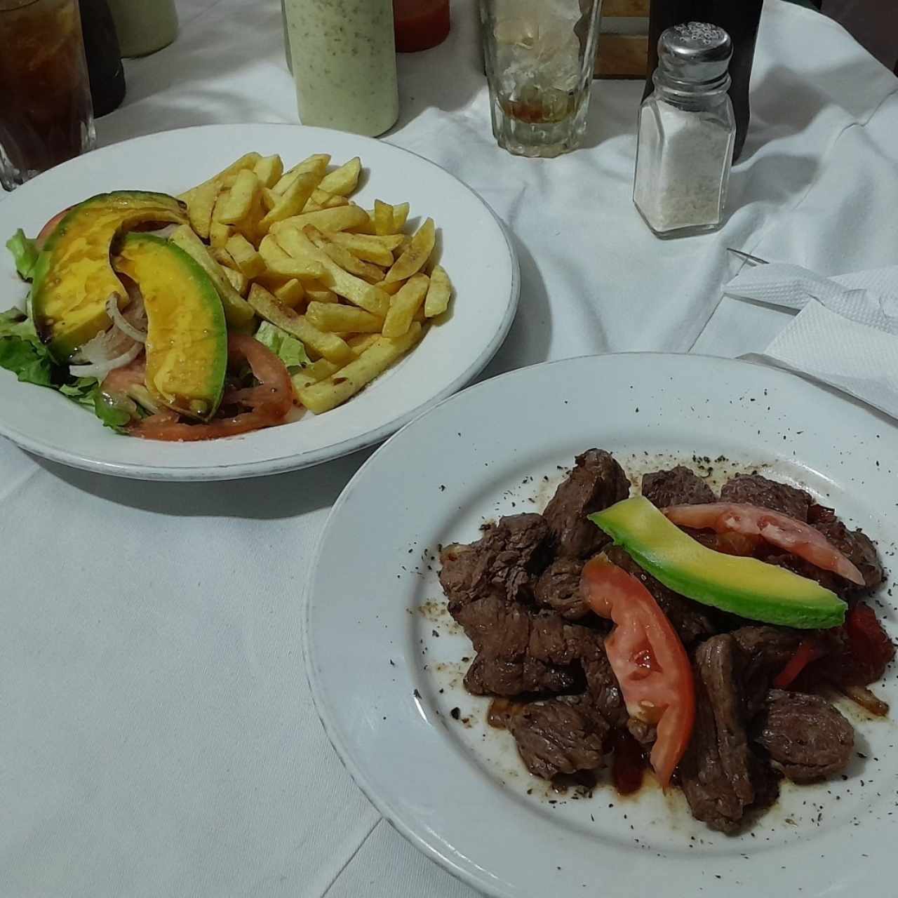 Parrilla de lomito con papas y ensalada mixta 