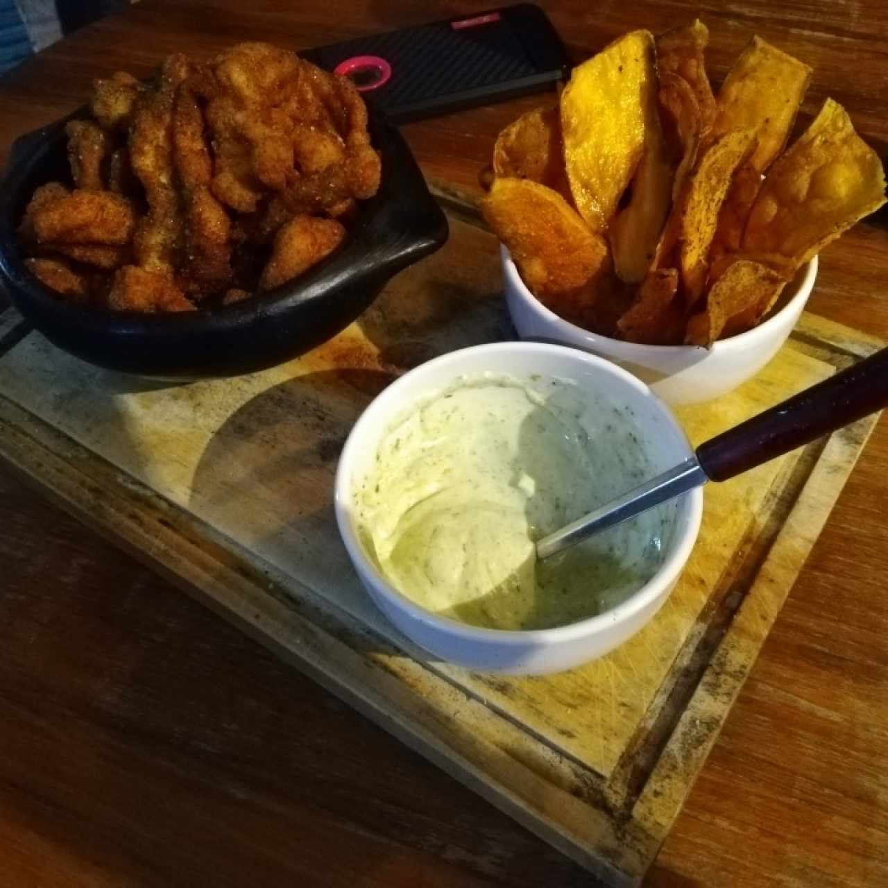 Entrada: Nuggets hechos de pechuga de pollo, batatas fritas con orégano, y salsa de albahaca. BRUTAL.