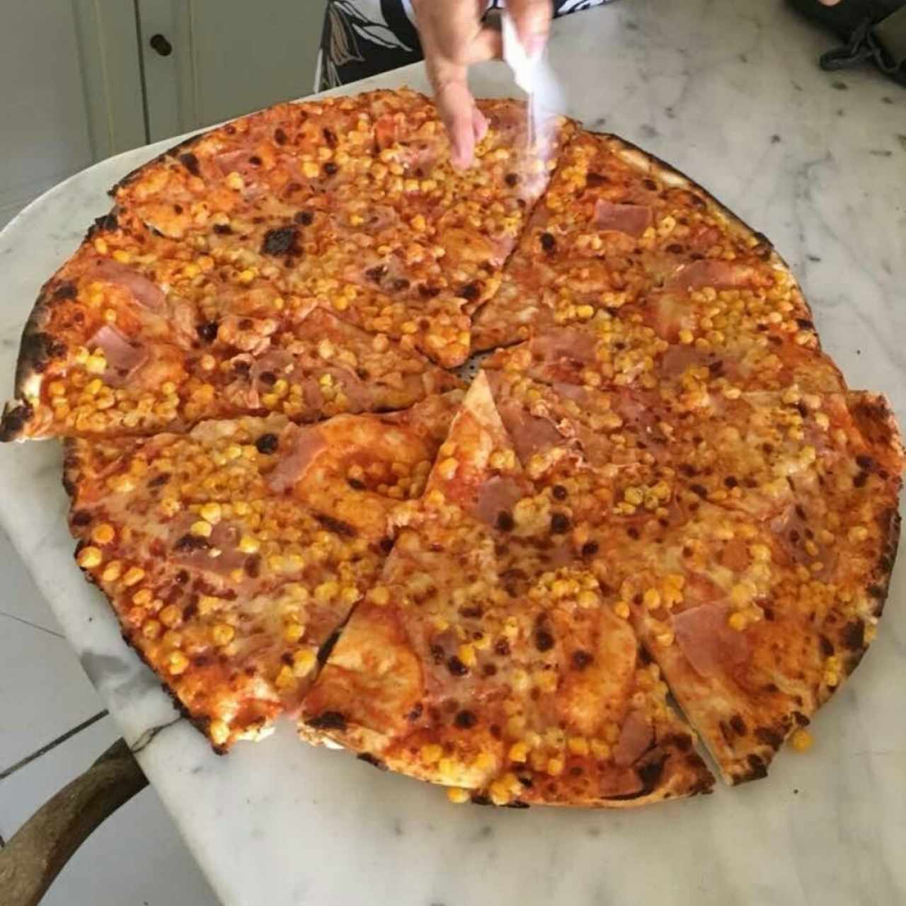 Pizza munfial con maiz, jamón y tocineta