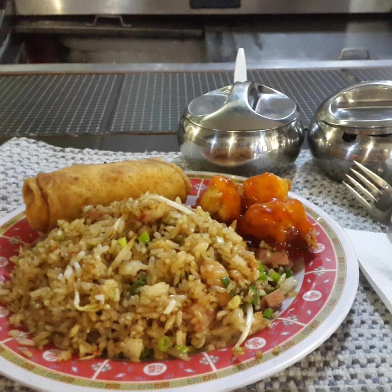 arroz con pollo agridulce y lumpia