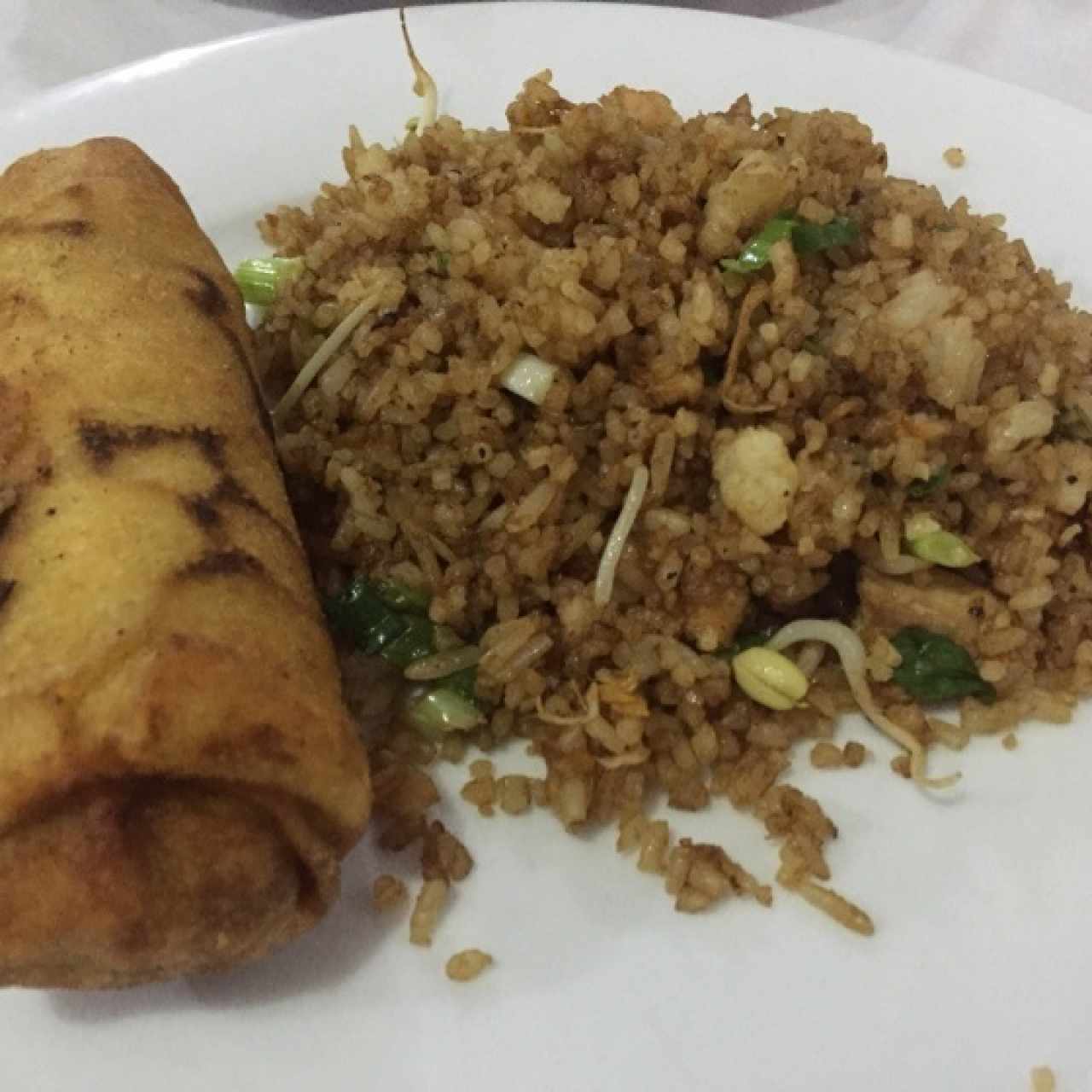 Arroz frito con Pollo y Camarones, acompañado de una rica Lumpia, excelete..!