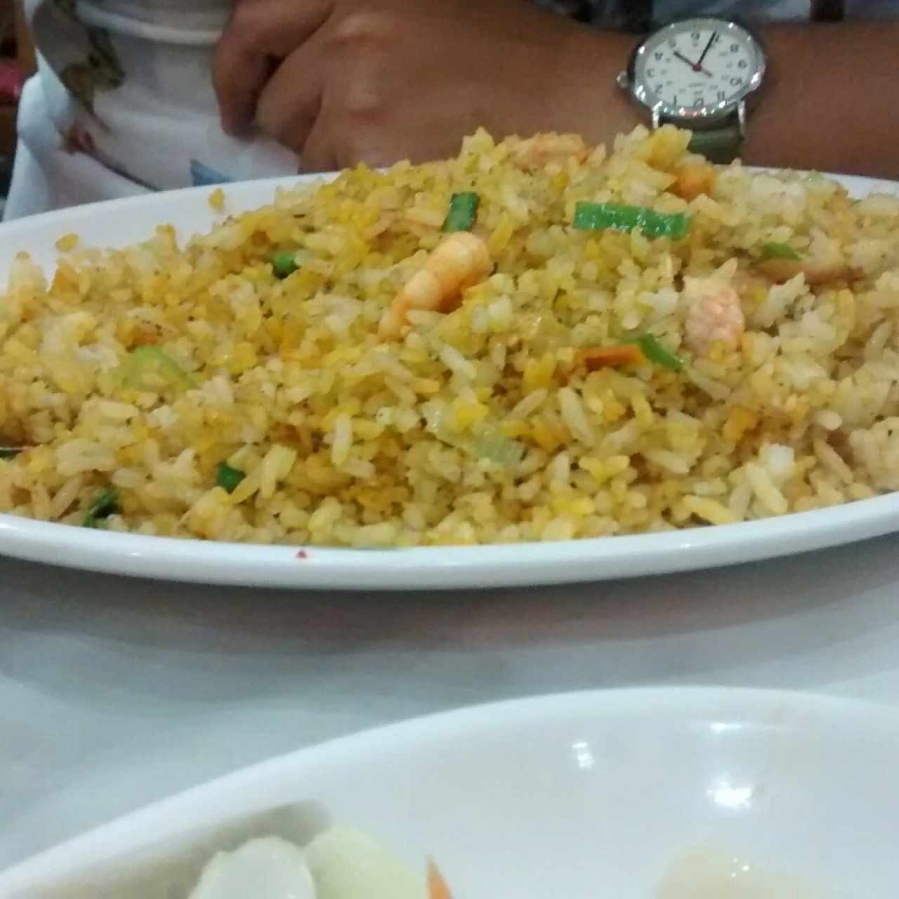 Arroz chino con tirita de pollo y camarones frescos