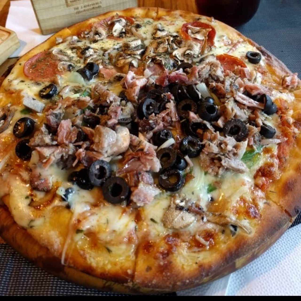 Pizza mitad peperonni con champiñones, mitad costilla.