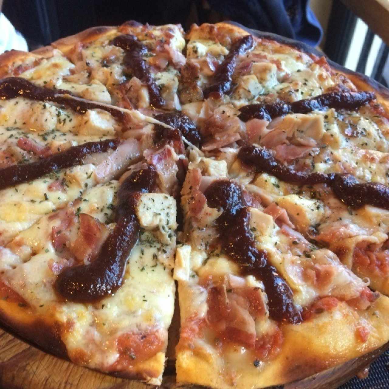 Pizza Pollo Barbecue y Tocineta