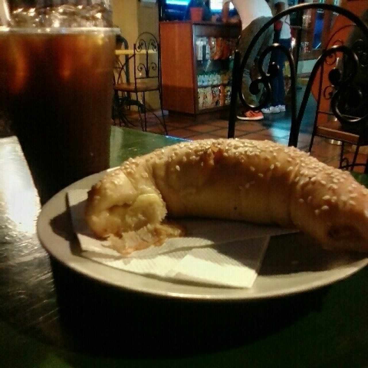 Cachito de Jamón de Pavo y Queso Paisa con nueces / Jugo de Papelon con Limón