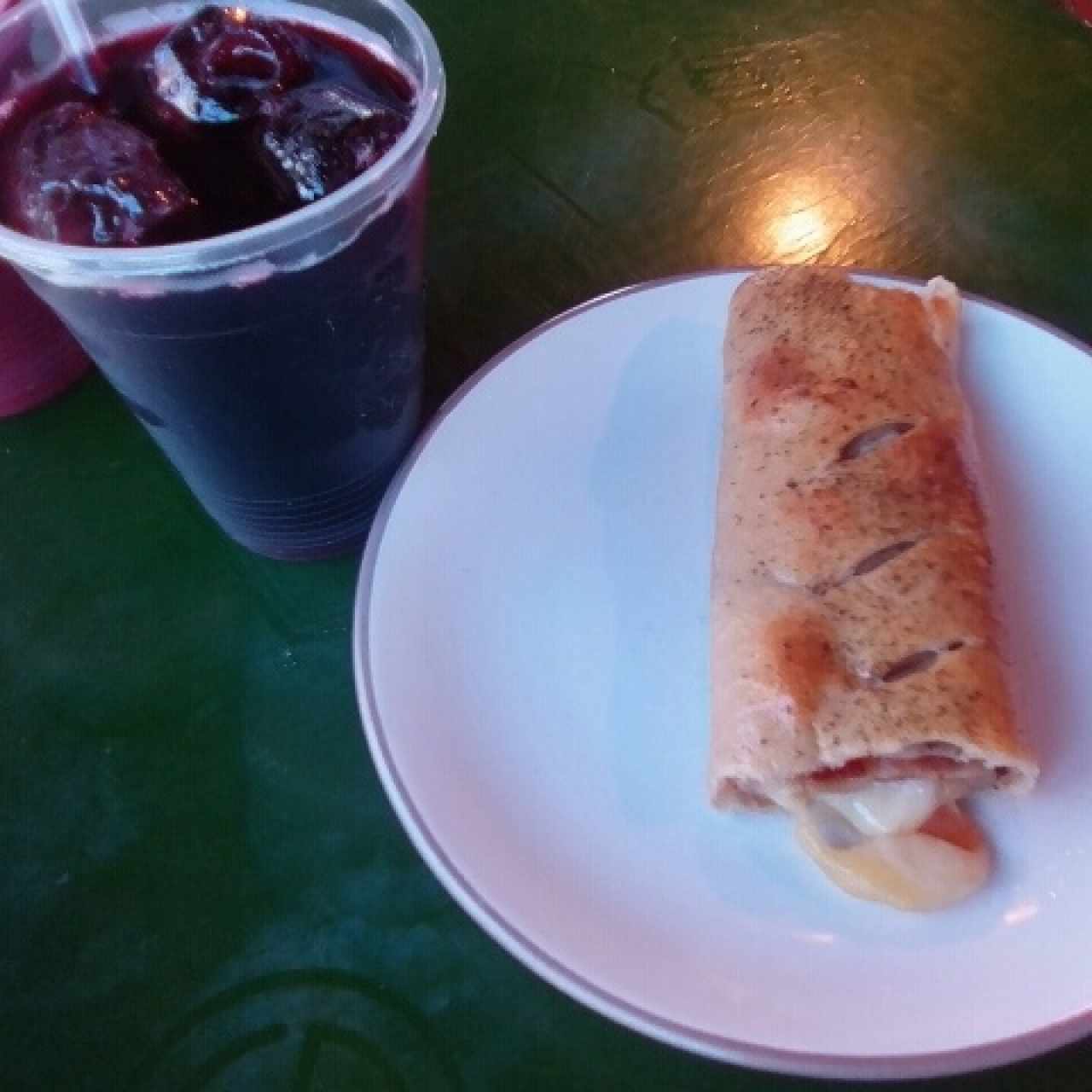 Estromboli de Queso y Tocineta / Agua de Jamaica