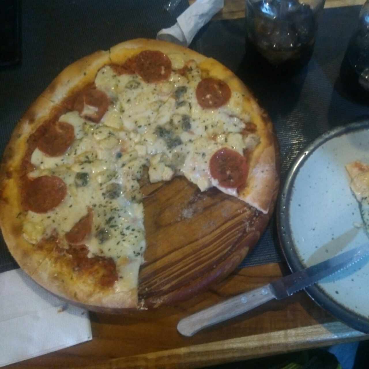 pizza 4 quesos con peperoni