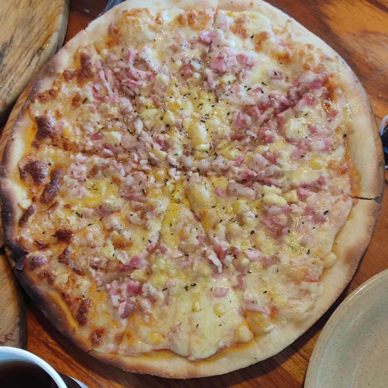 Pizza de quesos con tocineta 