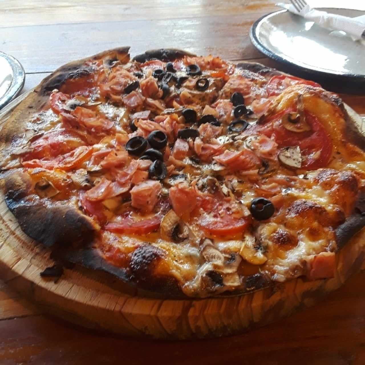 pizza 4 estaciones (muy quemada)