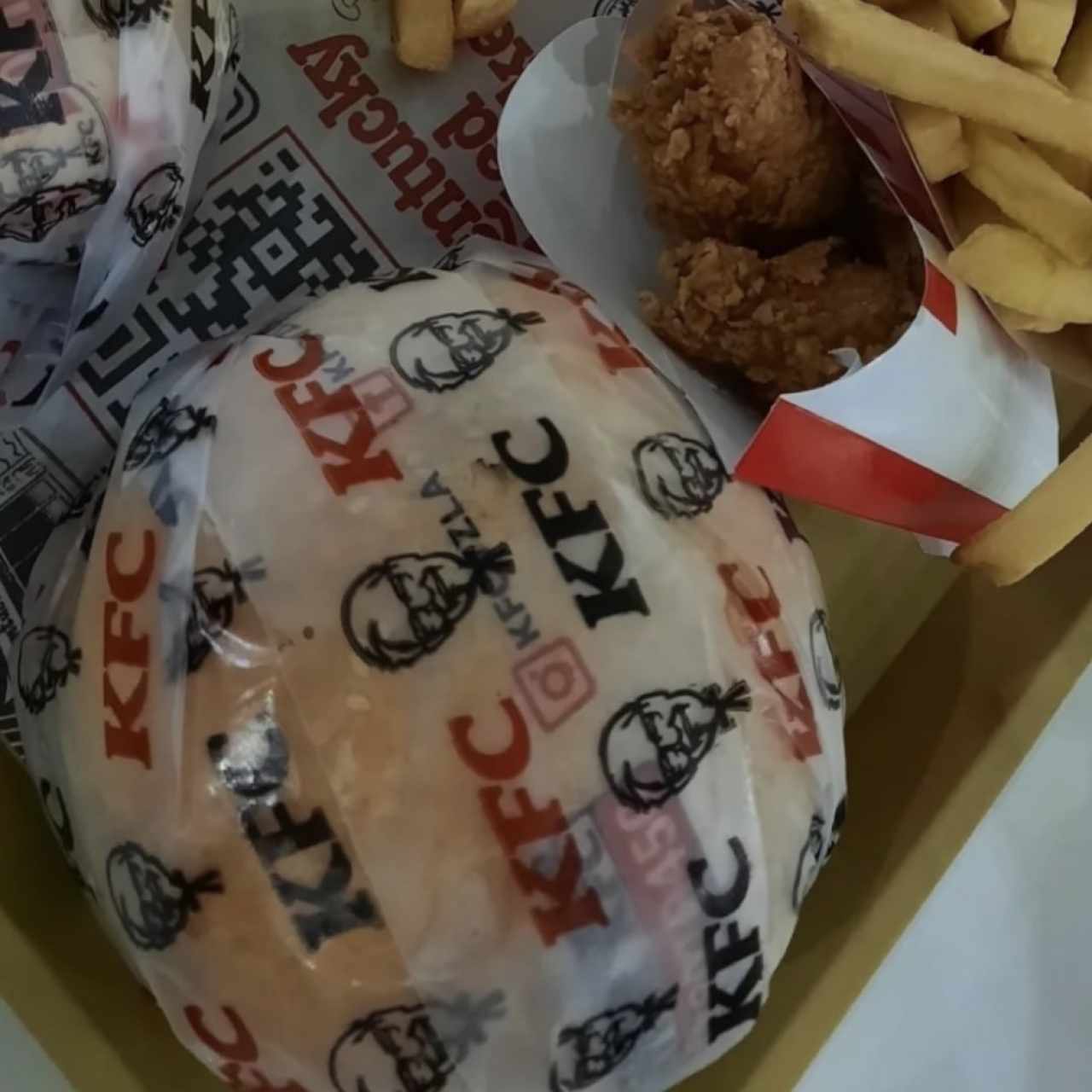 Wow Box; papas, alitas y hamburguesa. EXCELENTE!! 