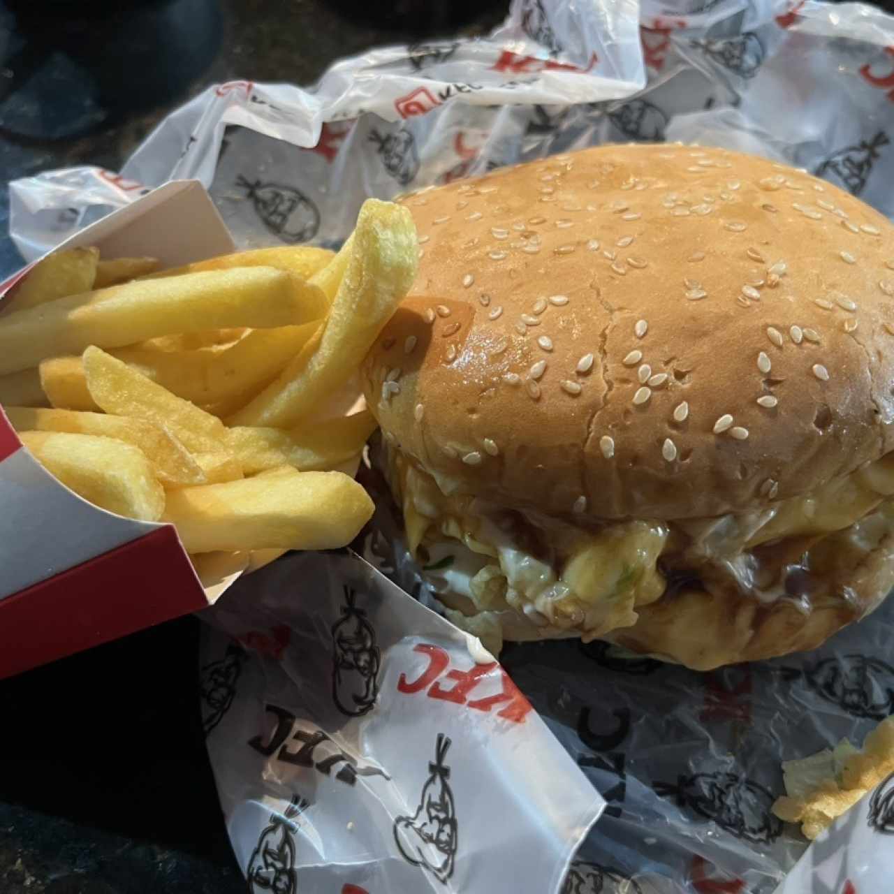 Hamburguesa DOUBLE CRUNCH con papas, ESPECTACULAR!!