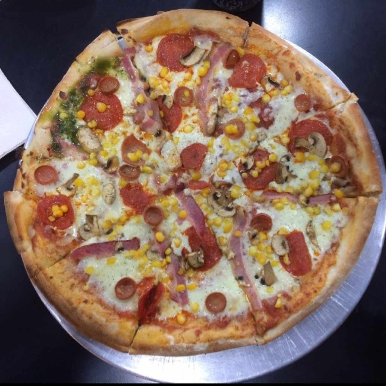 Pizza duo con pepperoni, maiz, tocineta, salchicha alemana y champiñones