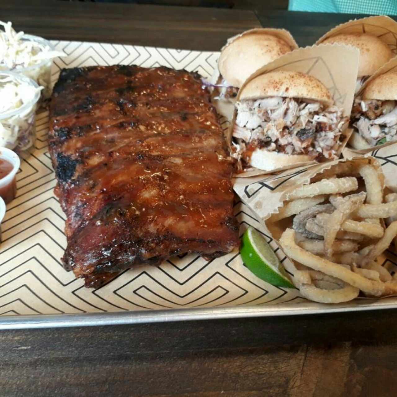 La bandeja. 2/10 nada del otro mundo, lo único bueno es la foto. 