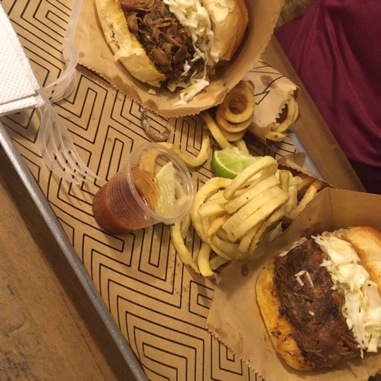 Papas, bebidas y pollo pork