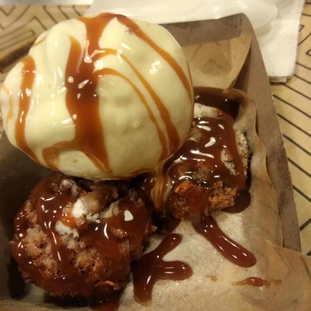 Oreo frita con sirope de caramelo