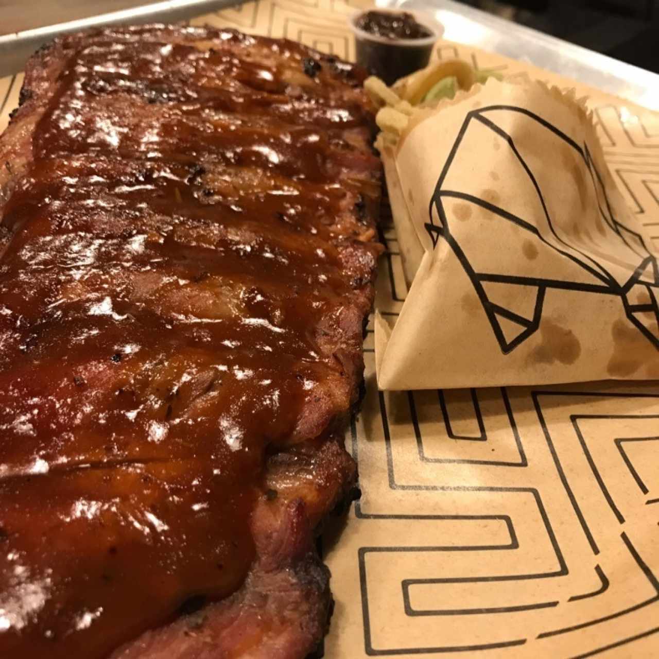 Combo de costillas con papas fritas y salsa de ciruelas