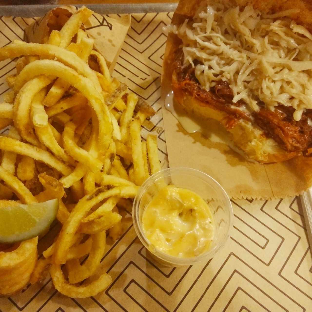 sandwich de porcheta con coleslaw