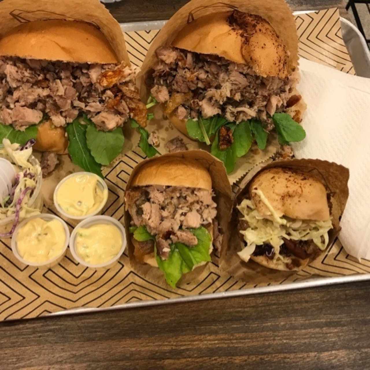 Sanduches de Porchetta y El Par (minis). Ensalada Coleslaw y MayoBrutal.