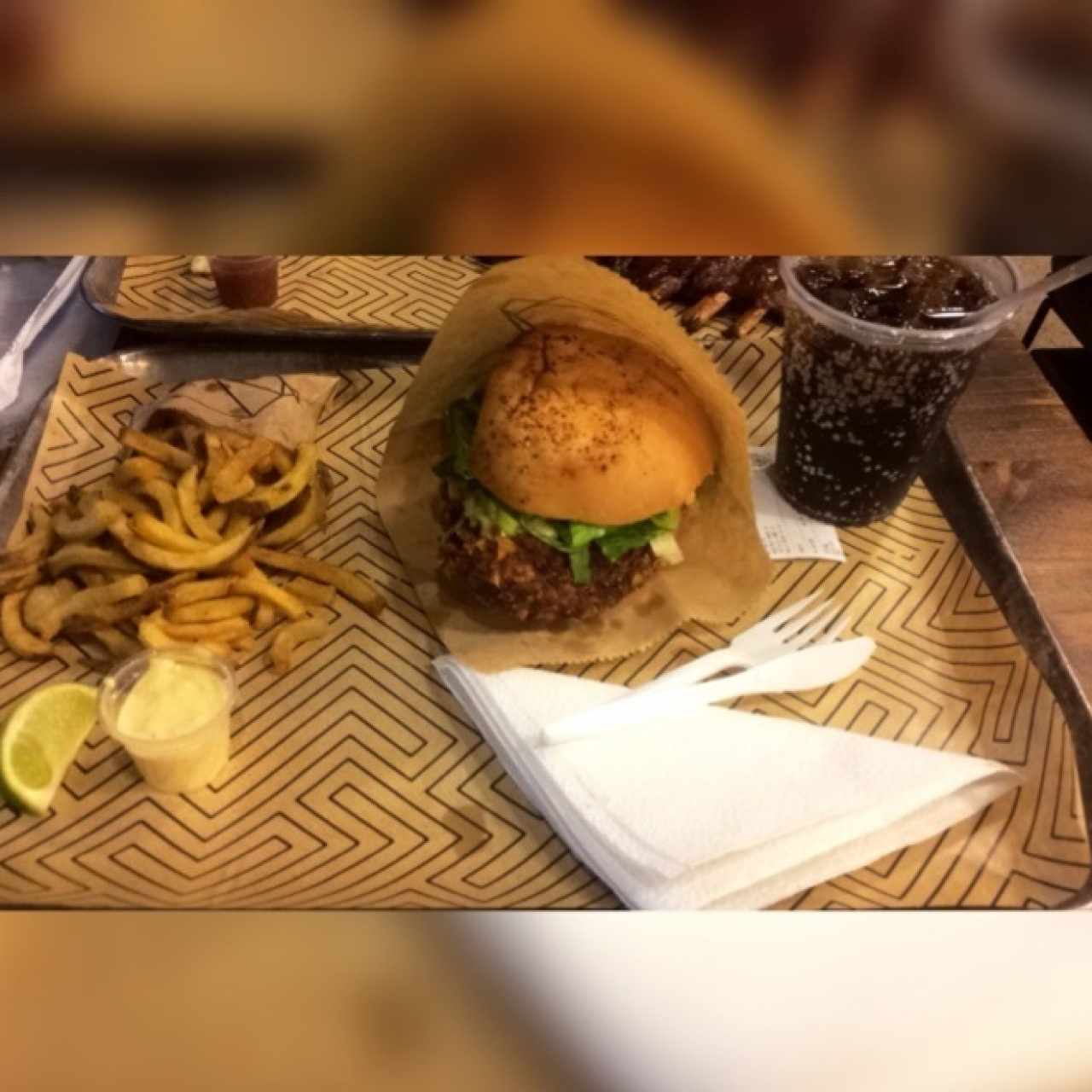Sandwich de Pollo Crispy con papas finas y refresco. Salsa 'MayoBRUTAL’