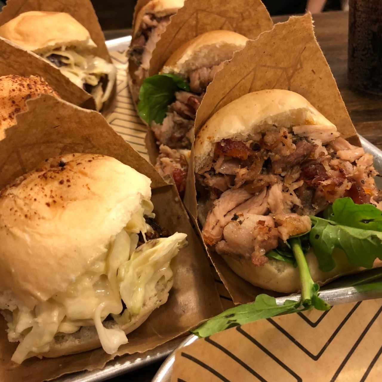 “El Par” recomendado! una mini hamburguesa de pulled pork y una porcetta