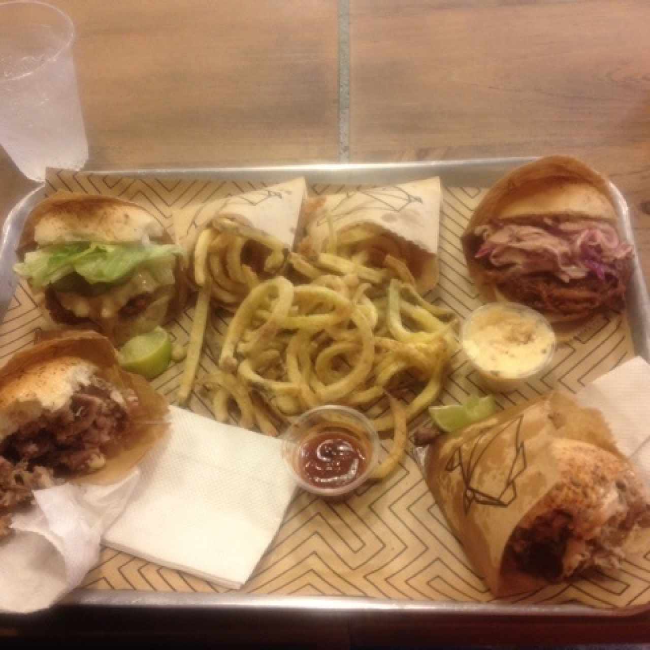 mini burgers combo con papitas y refresco 