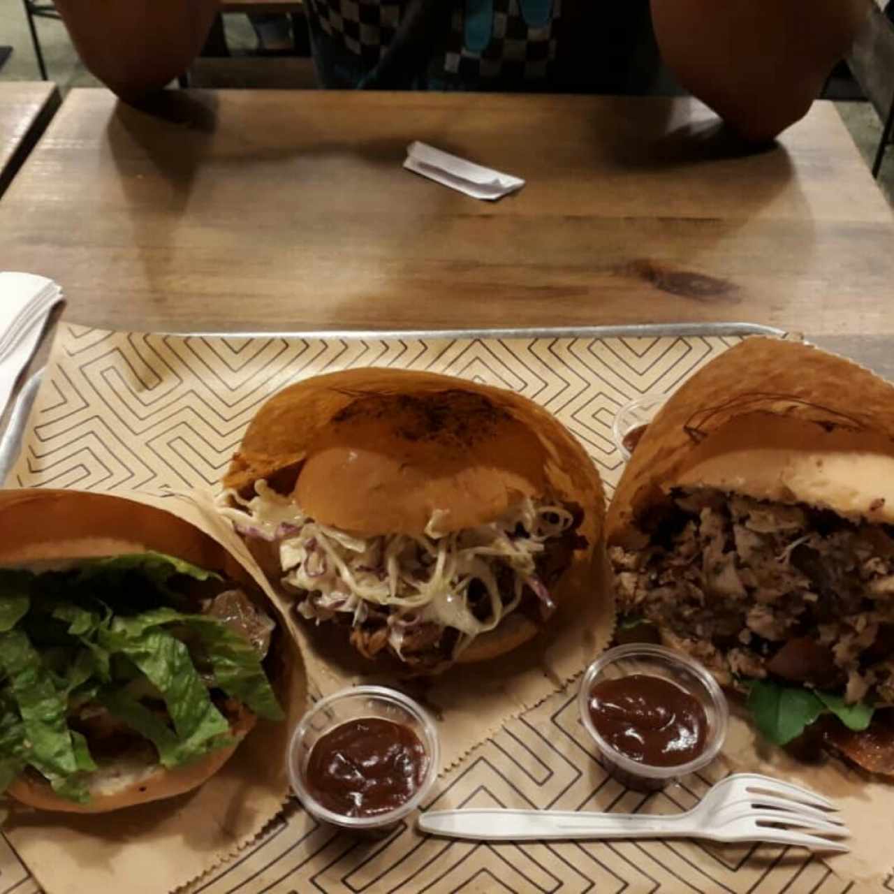 sándwiches de: pollo crispy, pulled pork y  porchetta