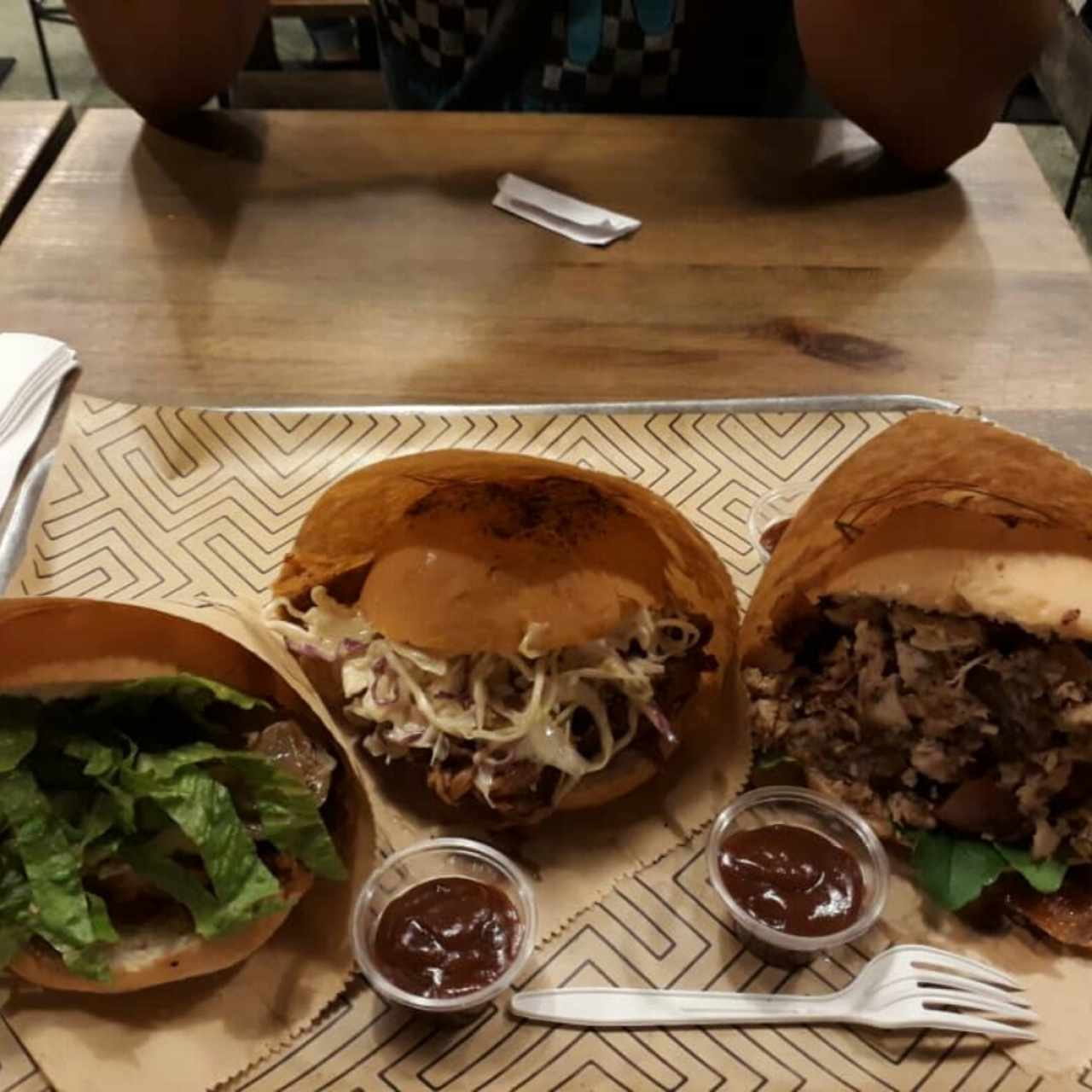 sándwich de pollo crispy, pulled pork y porcchetta 
