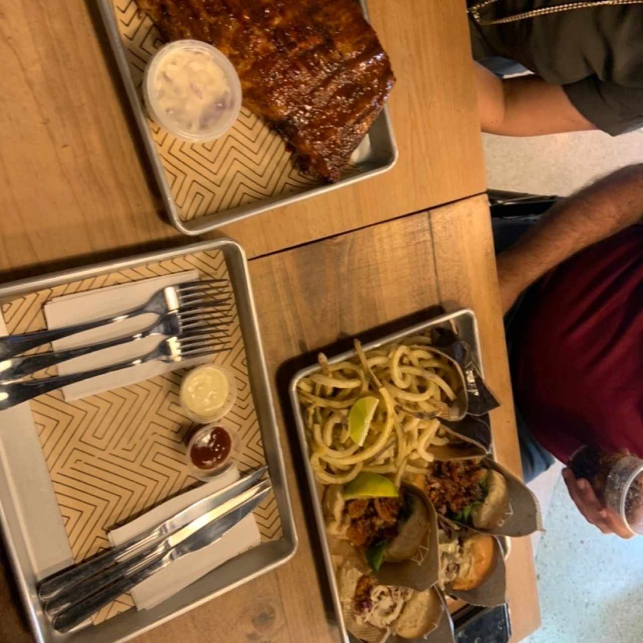 Bandeja de costillas, dos ensaladas y 4 mini sandwiches 